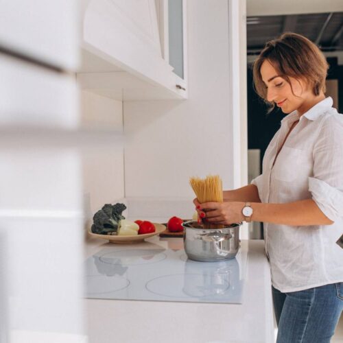Jak kreatywnie zaprojektować kuchnię w niewielkim mieszkaniu?