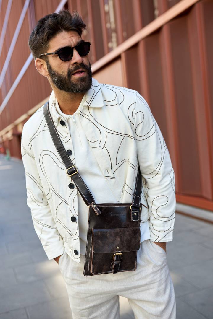 Mała torba męska ze skóry — nowy codzienny niezbędnik.