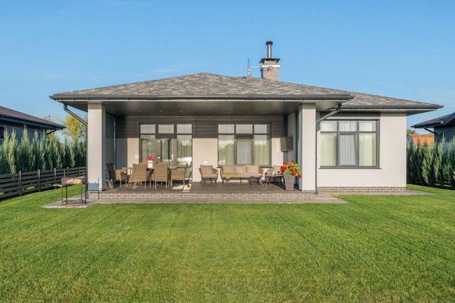 Dlaczego warto postawić na kominy nadciśnieniowe? Przewodnik dla inwestorów