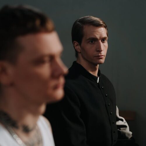 Jak się witać z księdzem przez telefon w sposób odpowiedni i szanujący