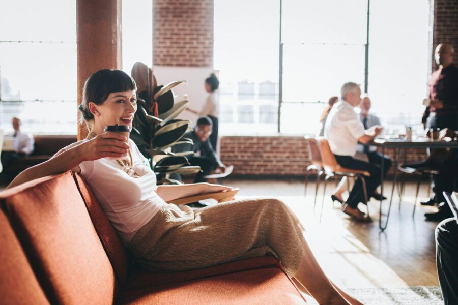 Jak małym kosztem ocieplić aranżację wnętrza i poprawić nastrój pracowników?