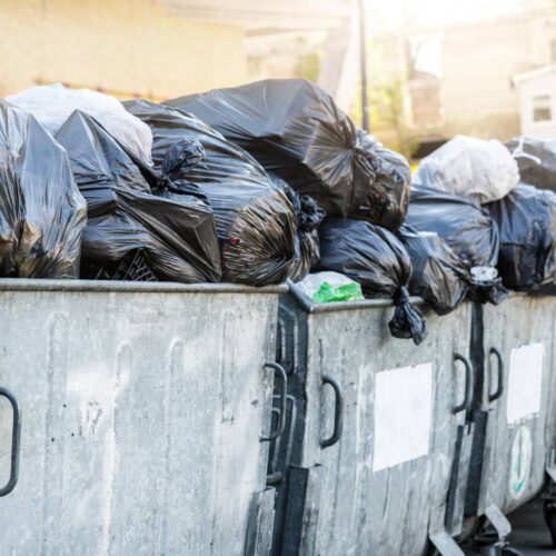 Wywóz odpadów w małej miejscowości – co zrobić, gdy gmina nie zapewnia wszystkich usług, a śmieci przybywa?