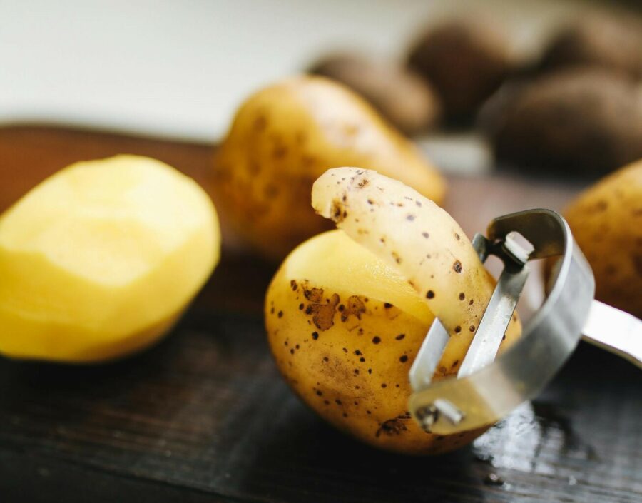Obierki z ziemniaków do pieca – pyszny sposób na zdrową przekąskę