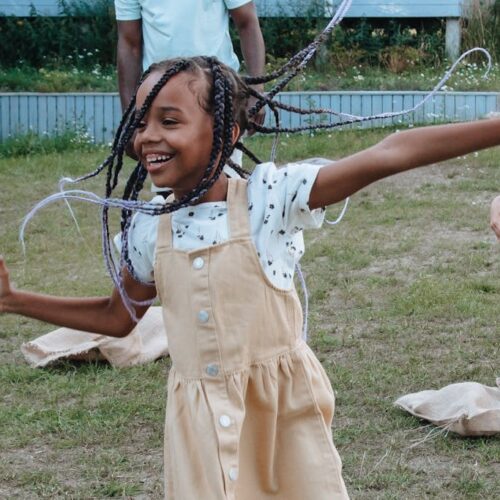 Śmieszne zadania do wykonania dla dzieci, które rozbawią całą rodzinę