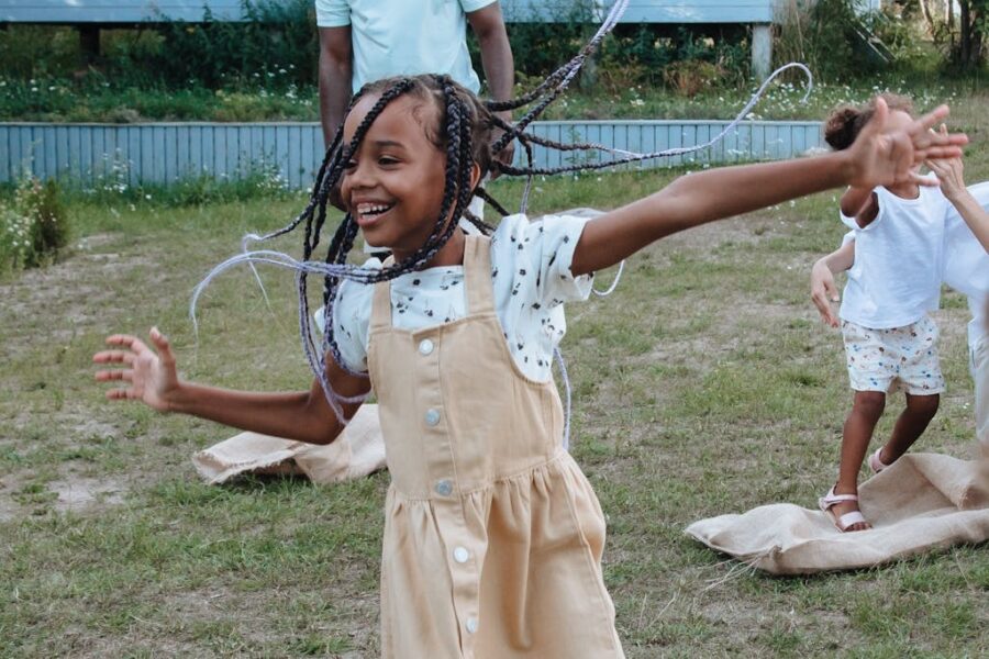 Śmieszne zadania do wykonania dla dzieci, które rozbawią całą rodzinę