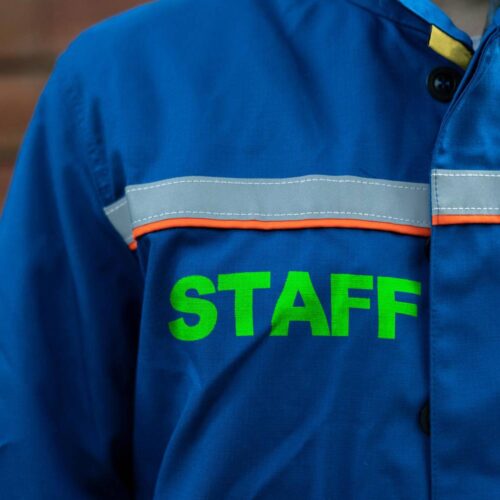 Logo na ubrania firmowe – haft czy druk?